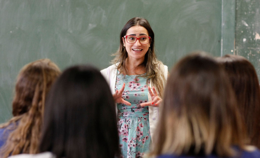 As mulheres geram, cuidam e ensinam. E a educação é isso, afinal de contas: gerar um mundo melhor. Ensinar para um mundo melhor.