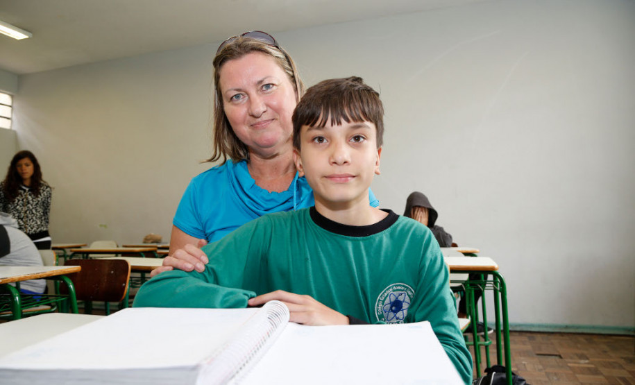 Comunidade aprova educação em tempo integral A artesã Anita Schmiderkal de Almeida Jorge, mãe do aluno Eduardo Schmiderkal de Almeida Jorge, 12 anos, do 8° ano, já notou mudanças no comportamento do filho e no cotidiano da escola