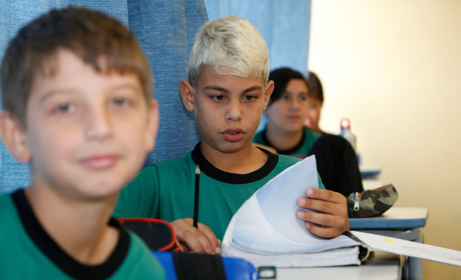 Comunidade aprova educação em tempo integral No final do ano passado, a direção do Colégio Estadual Homero Batista de Barros, no bairro Capão Raso, em Curitiba, realizou um trabalho em parceria com escolas municipais para convidar os pais para conhecer e discutir a proposta pedagógica da nova oferta. Antes do início do ano letivo, mais de 200 pais compareceram a uma reunião convocada pela escola para conhecer melhor a oferta.