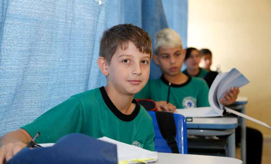 Comunidade aprova educação em tempo integral No final do ano passado, a direção do Colégio Estadual Homero Batista de Barros, no bairro Capão Raso, em Curitiba, realizou um trabalho em parceria com escolas municipais para convidar os pais para conhecer e discutir a proposta pedagógica da nova oferta. Antes do início do ano letivo, mais de 200 pais compareceram a uma reunião convocada pela escola para conhecer melhor a oferta.