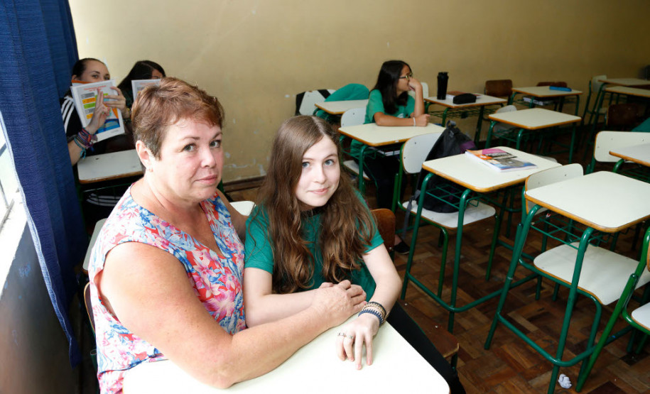 Comunidade aprova educação em tempo integral A representante comercial Gianna Waleska Tenório, mãe da aluna Bárbara Tenório Sampaio Nunes, 13 anos, do 9° ano, disse que existe um conceito equivocado sobre a educação em tempo integral