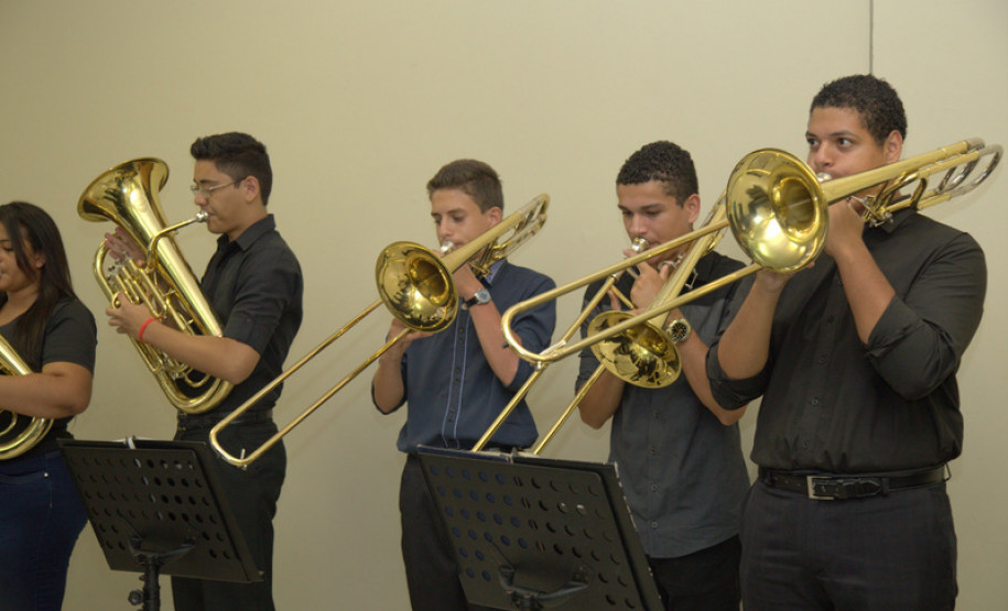 As novas alterações para o ensino médio são tema do Simpósio Ensino Médio e o Mundo do Trabalho realizado pela Secretaria de Estado da Educação, em Foz do Iguaçu, Oeste do Paraná. Aberto nessa segunda-feira (6), o evento, do qual participam 300 técnicos dos 32 Núcleos Regionais de Educação, busca oferecer, durante cinco dias, subsídios teóricos e metodológicos para melhoria dessa modalidade de ensino aos estudantes das escolas estaduais.