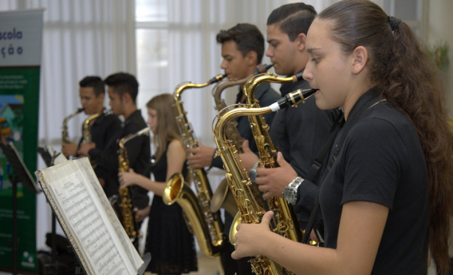 As novas alterações para o ensino médio são tema do Simpósio Ensino Médio e o Mundo do Trabalho realizado pela Secretaria de Estado da Educação, em Foz do Iguaçu, Oeste do Paraná. Aberto nessa segunda-feira (6), o evento, do qual participam 300 técnicos dos 32 Núcleos Regionais de Educação, busca oferecer, durante cinco dias, subsídios teóricos e metodológicos para melhoria dessa modalidade de ensino aos estudantes das escolas estaduais.
