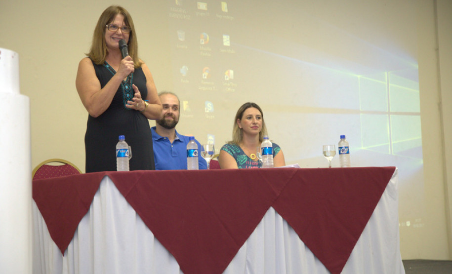 As novas alterações para o ensino médio são tema do Simpósio Ensino Médio e o Mundo do Trabalho realizado pela Secretaria de Estado da Educação, em Foz do Iguaçu, Oeste do Paraná. Aberto nessa segunda-feira (6), o evento, do qual participam 300 técnicos dos 32 Núcleos Regionais de Educação, busca oferecer, durante cinco dias, subsídios teóricos e metodológicos para melhoria dessa modalidade de ensino aos estudantes das escolas estaduais.