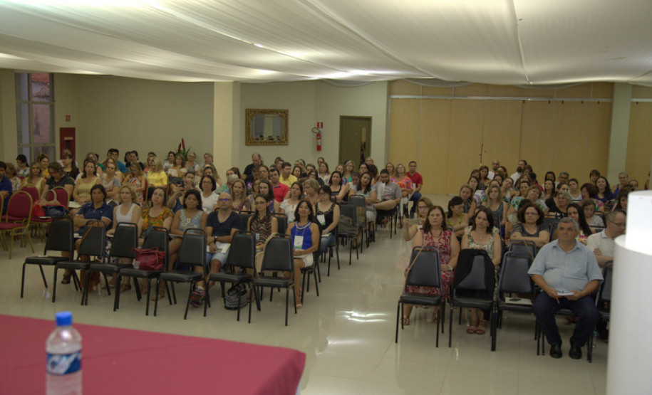 As novas alterações para o ensino médio são tema do Simpósio Ensino Médio e o Mundo do Trabalho realizado pela Secretaria de Estado da Educação, em Foz do Iguaçu, Oeste do Paraná. Aberto nessa segunda-feira (6), o evento, do qual participam 300 técnicos dos 32 Núcleos Regionais de Educação, busca oferecer, durante cinco dias, subsídios teóricos e metodológicos para melhoria dessa modalidade de ensino aos estudantes das escolas estaduais.