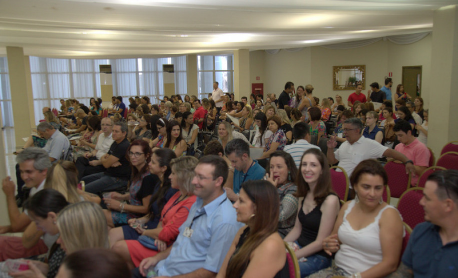 As novas alterações para o ensino médio são tema do Simpósio Ensino Médio e o Mundo do Trabalho realizado pela Secretaria de Estado da Educação, em Foz do Iguaçu, Oeste do Paraná. Aberto nessa segunda-feira (6), o evento, do qual participam 300 técnicos dos 32 Núcleos Regionais de Educação, busca oferecer, durante cinco dias, subsídios teóricos e metodológicos para melhoria dessa modalidade de ensino aos estudantes das escolas estaduais.