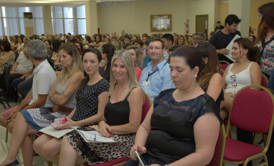 As novas alterações para o ensino médio são tema do Simpósio Ensino Médio e o Mundo do Trabalho realizado pela Secretaria de Estado da Educação, em Foz do Iguaçu, Oeste do Paraná. Aberto nessa segunda-feira (6), o evento, do qual participam 300 técnicos dos 32 Núcleos Regionais de Educação, busca oferecer, durante cinco dias, subsídios teóricos e metodológicos para melhoria dessa modalidade de ensino aos estudantes das escolas estaduais.