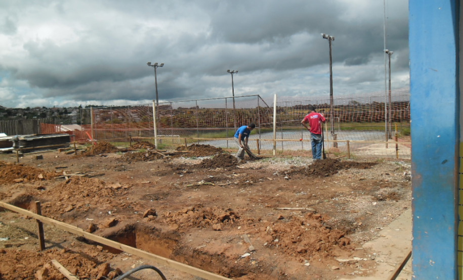 Presos do regime semiaberto da Penitenciária Estadual de Ponta Grossa (PEPG), nos Campos Gerais, participam pela primeira vez do projeto Mãos Amigas. Na ação, que iniciou há um mês, os detentos desenvolvem trabalhos de reparo no Colégio Estadual Frei Doroteu de Pádua, que incluem auxílio na construção e alvenaria de salas de aula.