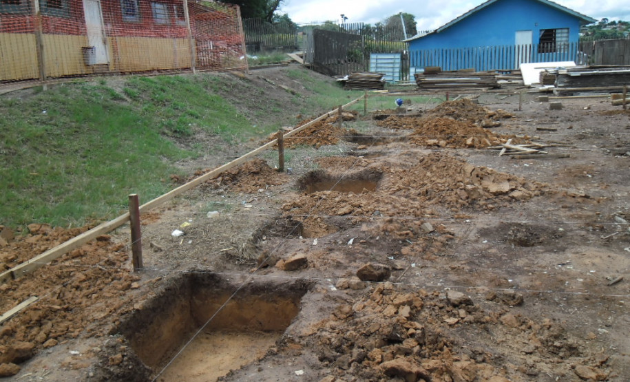 Presos do regime semiaberto da Penitenciária Estadual de Ponta Grossa (PEPG), nos Campos Gerais, participam pela primeira vez do projeto Mãos Amigas. Na ação, que iniciou há um mês, os detentos desenvolvem trabalhos de reparo no Colégio Estadual Frei Doroteu de Pádua, que incluem auxílio na construção e alvenaria de salas de aula.