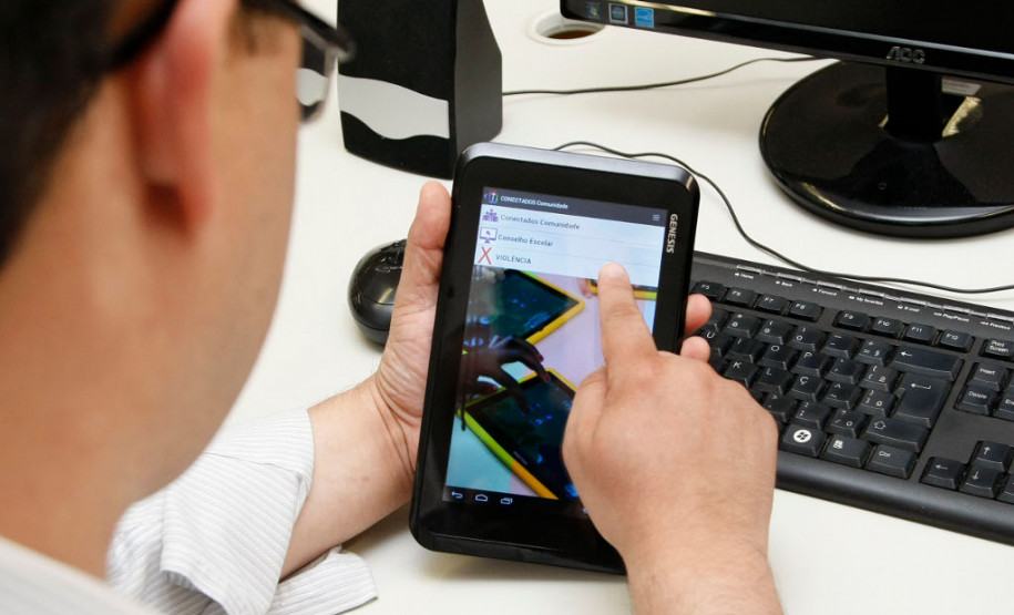 Projeto da Educação terá assessoria de instituto americano O SEEDLab, projeto de tecnologia educacional desenvolvido pela Secretaria de Estado da Educação, será assessorado pelo Instituto de Tecnologia da Universidade de Massachusetts (MIT, na sigla em inglês), nos Estados Unidos. A proposta paranaense foi selecionada pela Fundação Lemann e pelo MIT, por meio do Desafio Aprendizagem Criativa Brasil 2017.