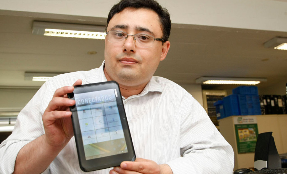 Projeto da Educação terá assessoria de instituto americano Durante o mês de maio, o diretor de Políticas e Tecnologias Educacionais (DPTE) da Secretaria da Educação, Eziquiel Menta, participará de cursos de aprendizagem criativa e inovação educacional na instituição norte-americana. “Esses estudos vão contribuir para trazermos novos conhecimentos e experiências para aplicar no SEEDLab que está em fase de implementação”, explicou Eziquiel, idealizador do projeto no Paraná.