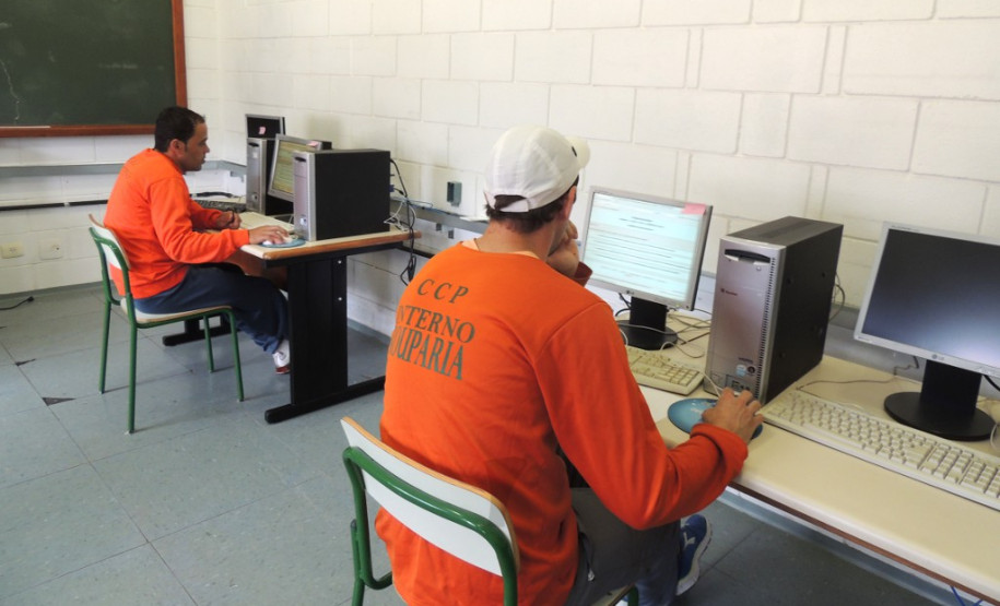 Mais de 200 detentos participam de exames online da EJA Mais de 200 detentos do sistema prisional paranaense participaram da quarta etapa dos exames online ofertados para alunos da Educação de Jovens e Adultos (EJA), na última sexta-feira (10). As provas foram aplicadas em Curitiba e Região Metropolitana, Ponta Grossa, Maringá, Londrina e Foz do Iguaçu. Os inscritos realizaram provas de Língua Estrangeira Moderna – Inglês ou Espanhol, Matemática, Educação Física, Arte e História.