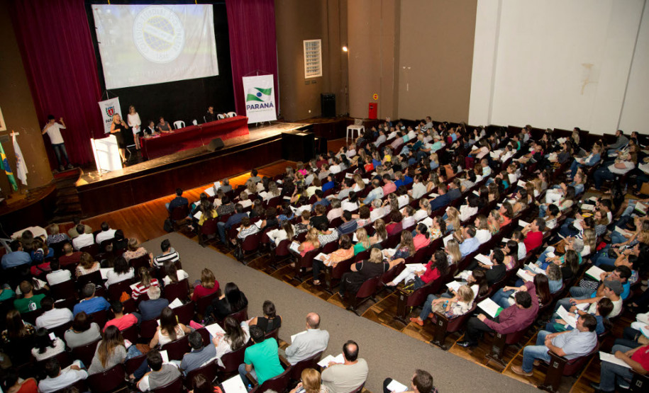 Treinamento para organizações da sociedade civil Cerca de 800 representantes das 403 organizações da sociedade civil que ofertam atendimento educacional especializado participaram nesta terça-feira (14), em Curitiba, do curso de capacitação financeira para garantir qualidade na administração dos recursos públicos que chegam a essas instituições
