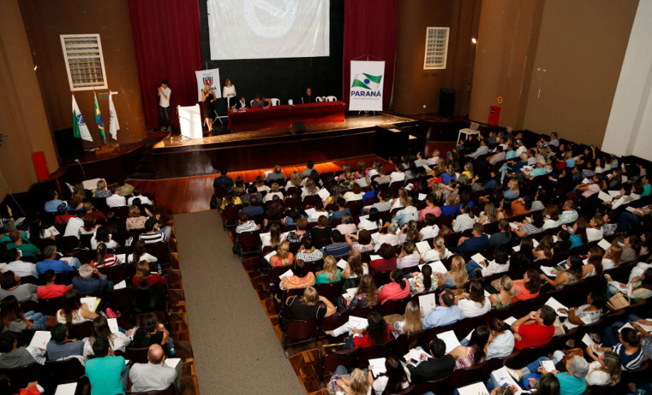 Treinamento para organizações da sociedade civil Cerca de 800 representantes das 403 organizações da sociedade civil que ofertam atendimento educacional especializado participaram nesta terça-feira (14), em Curitiba, do curso de capacitação financeira para garantir qualidade na administração dos recursos públicos que chegam a essas instituições