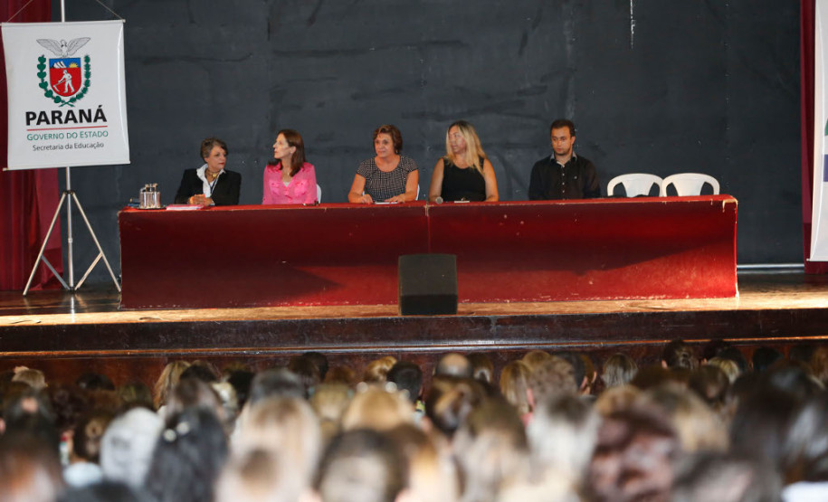 Treinamento para organizações da sociedade civil Cerca de 800 representantes das 403 organizações da sociedade civil que ofertam atendimento educacional especializado participaram nesta terça-feira (14), em Curitiba, do curso de capacitação financeira para garantir qualidade na administração dos recursos públicos que chegam a essas instituições