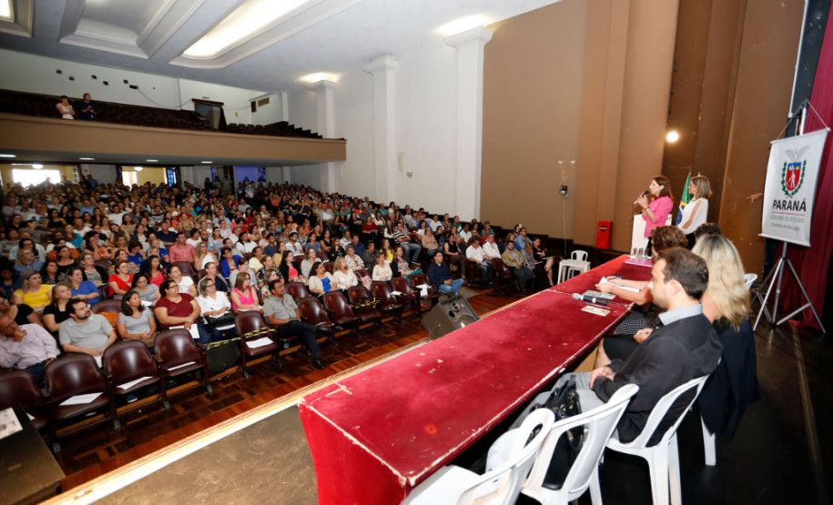 Treinamento para organizações da sociedade civil Cerca de 800 representantes das 403 organizações da sociedade civil que ofertam atendimento educacional especializado participaram nesta terça-feira (14), em Curitiba, do curso de capacitação financeira para garantir qualidade na administração dos recursos públicos que chegam a essas instituições