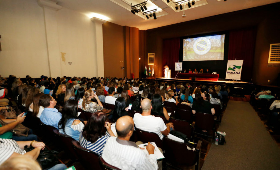 Treinamento para organizações da sociedade civil Cerca de 800 representantes das 403 organizações da sociedade civil que ofertam atendimento educacional especializado participaram nesta terça-feira (14), em Curitiba, do curso de capacitação financeira para garantir qualidade na administração dos recursos públicos que chegam a essas instituições