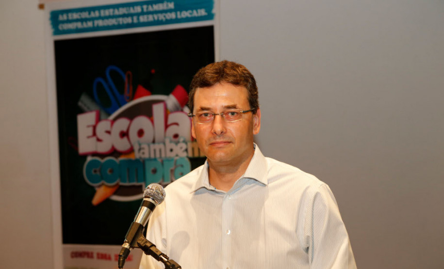 "Escola também Compra” será levado a 12 núcleos regionais O gerente de ambientes e negócios do Sebrae, Cesar Reinaldo Rissete, lembrou que o processo de compra local, além de contribuir com o desenvolvimento dos municípios, também aproxima escola e comunidade. “Os recursos ficam no próprio município, o comércio atua com mais qualidade e melhor preço e aumenta a relação entre diretores e empresários que começam a participar da vida escolar e isso representa um ganho muito grande para o processo educacional”, disse Rissete.