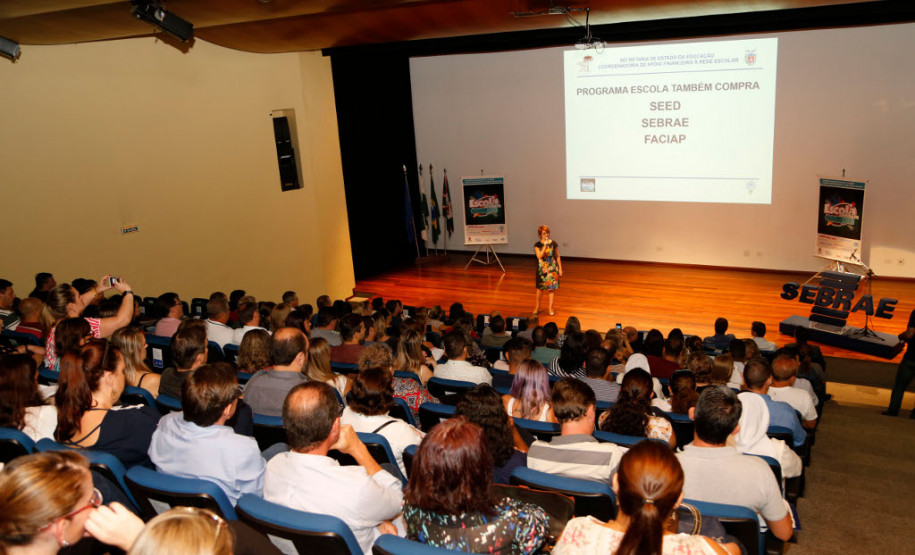 "Escola também Compra” será levado a 12 núcleos regionais O programa de gestão financeira descentralizada “Escola também Compra”, desenvolvido pela Secretaria de Estado da Educação, será levado neste ano a 1.160 unidades da rede estadual de ensino, de 12 Núcleos Regionais de Educação (NRE). Pelo programa, as escolas são orientadas e capacitadas a usarem o dinheiro do Fundo Rotativo, que é repassado pelo Governo do Estado, em compras no comércio local.
