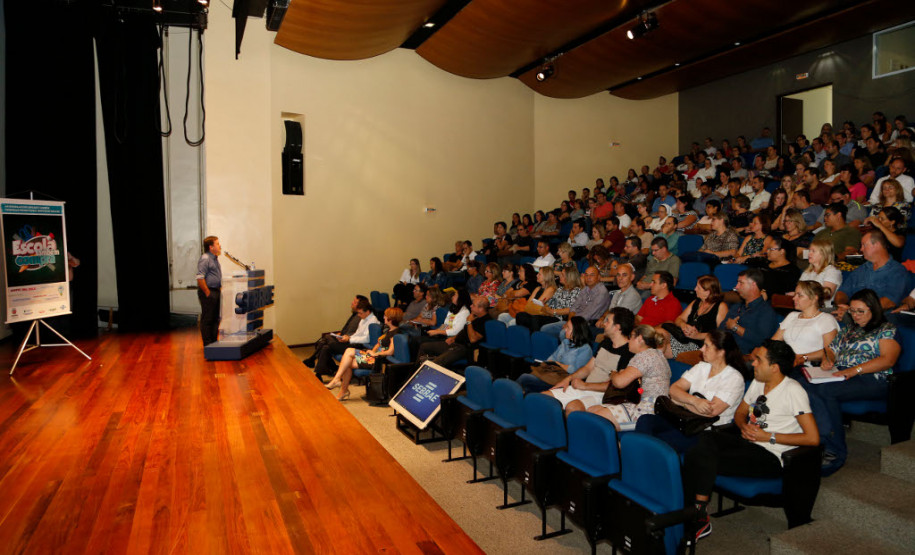 "Escola também Compra” será levado a 12 núcleos regionais O programa de gestão financeira descentralizada “Escola também Compra”, desenvolvido pela Secretaria de Estado da Educação, será levado neste ano a 1.160 unidades da rede estadual de ensino, de 12 Núcleos Regionais de Educação (NRE). Pelo programa, as escolas são orientadas e capacitadas a usarem o dinheiro do Fundo Rotativo, que é repassado pelo Governo do Estado, em compras no comércio local.
