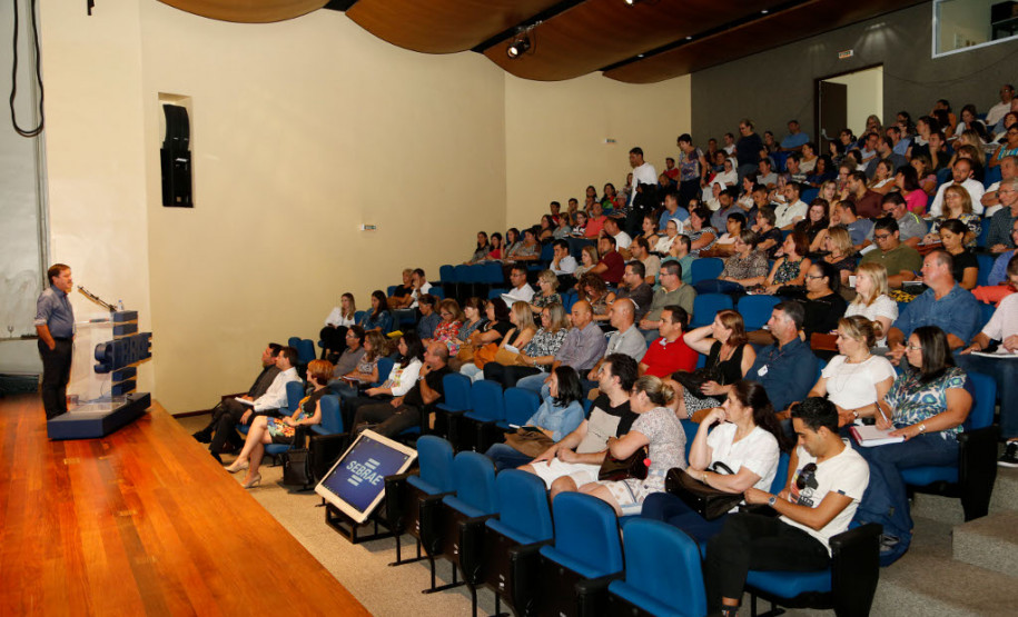 "Escola também Compra” será levado a 12 núcleos regionais O programa de gestão financeira descentralizada “Escola também Compra”, desenvolvido pela Secretaria de Estado da Educação, será levado neste ano a 1.160 unidades da rede estadual de ensino, de 12 Núcleos Regionais de Educação (NRE). Pelo programa, as escolas são orientadas e capacitadas a usarem o dinheiro do Fundo Rotativo, que é repassado pelo Governo do Estado, em compras no comércio local.