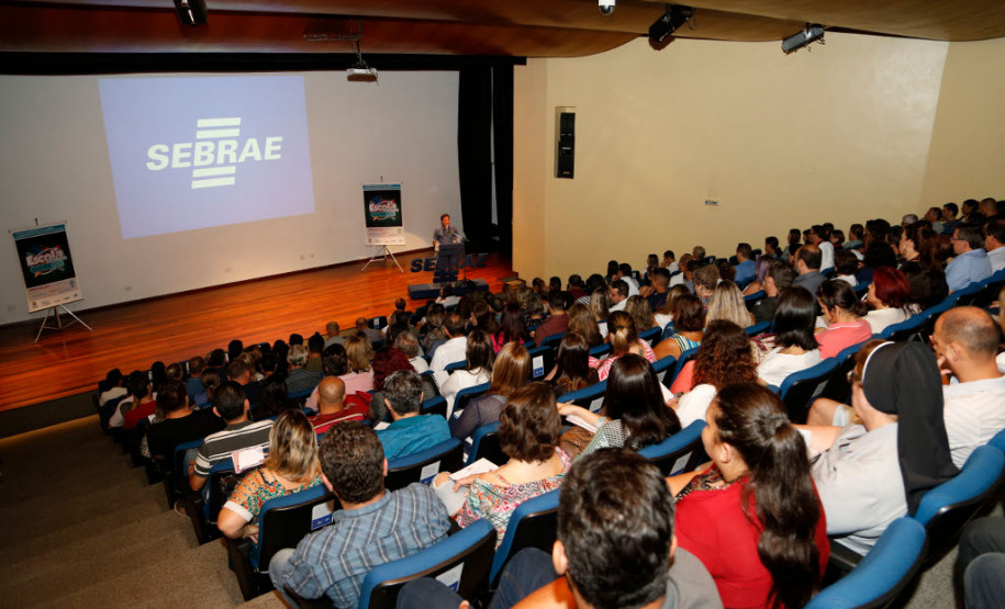 "Escola também Compra” será levado a 12 núcleos regionais O programa de gestão financeira descentralizada “Escola também Compra”, desenvolvido pela Secretaria de Estado da Educação, será levado neste ano a 1.160 unidades da rede estadual de ensino, de 12 Núcleos Regionais de Educação (NRE). Pelo programa, as escolas são orientadas e capacitadas a usarem o dinheiro do Fundo Rotativo, que é repassado pelo Governo do Estado, em compras no comércio local.