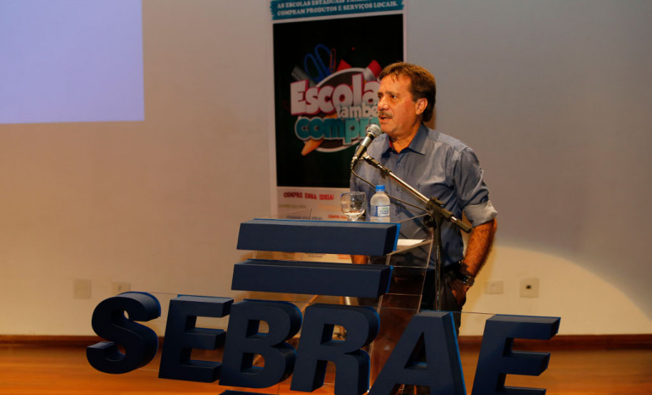 "Escola também Compra” será levado a 12 núcleos regionais “Nossa intenção é privilegiar os fornecedores de bens e serviços da região, fomentando a economia local. Além disso, o programa também facilita a administração financeira das escolas, porque torna mais democrática a concorrência comercial e a execução dos recursos que chegam às unidades”, explicou Manoel José Vicente, chefe da Coordenadoria de Apoio Financeiro à rede escolar.