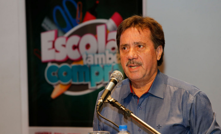 "Escola também Compra” será levado a 12 núcleos regionais “Nossa intenção é privilegiar os fornecedores de bens e serviços da região, fomentando a economia local. Além disso, o programa também facilita a administração financeira das escolas, porque torna mais democrática a concorrência comercial e a execução dos recursos que chegam às unidades”, explicou Manoel José Vicente, chefe da Coordenadoria de Apoio Financeiro à rede escolar.