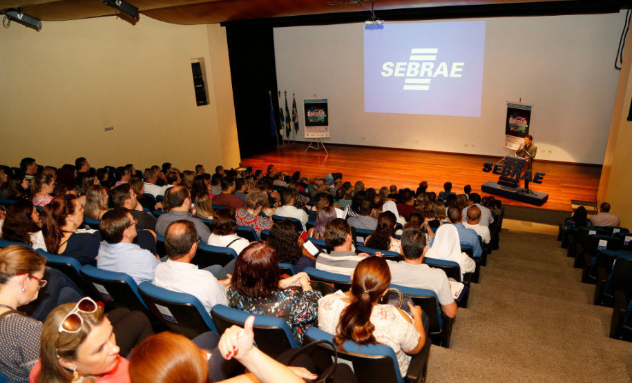 "Escola também Compra” será levado a 12 núcleos regionais O programa de gestão financeira descentralizada “Escola também Compra”, desenvolvido pela Secretaria de Estado da Educação, será levado neste ano a 1.160 unidades da rede estadual de ensino, de 12 Núcleos Regionais de Educação (NRE). Pelo programa, as escolas são orientadas e capacitadas a usarem o dinheiro do Fundo Rotativo, que é repassado pelo Governo do Estado, em compras no comércio local.