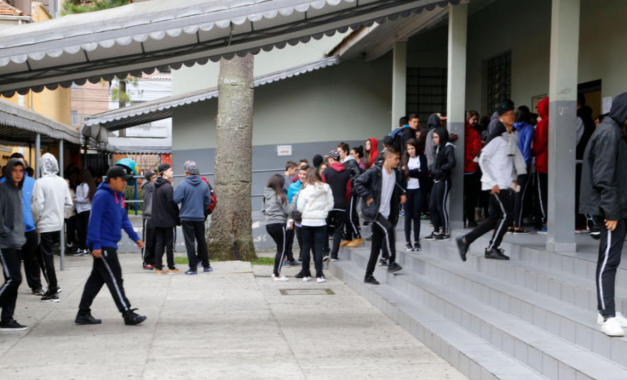 As escolas da rede estadual de ensino que aderiram à paralisação dos professores na semana passada retomaram as atividades nesta segunda-feira (20). O balanço de sexta-feira (17) apontava que apenas 6% das 2,1 mil unidades da rede pública estadual tinham paralisado. Quase 70% funcionava normalmente e pouco mais de 20% funcionou parcialmente. No Colégio Estadual Doutor Xavier da Silva, em Curitiba, os 780 estudantes do ensino fundamental e médio retornaram à rotina escolar.