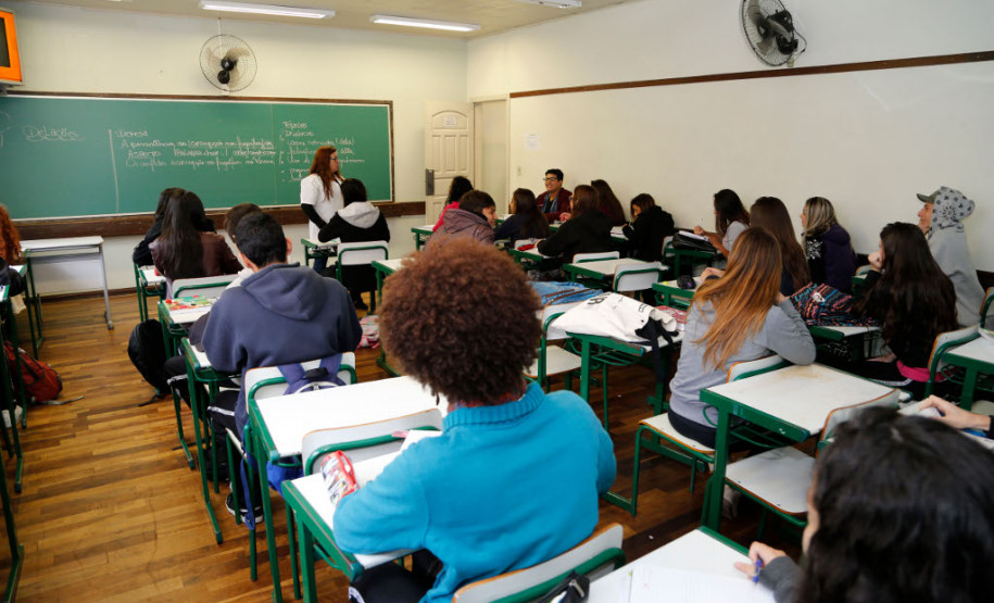 As escolas da rede estadual de ensino que aderiram à paralisação dos professores na semana passada retomaram as atividades nesta segunda-feira (20). O balanço de sexta-feira (17) apontava que apenas 6% das 2,1 mil unidades da rede pública estadual tinham paralisado. Quase 70% funcionava normalmente e pouco mais de 20% funcionou parcialmente. No Colégio Estadual Doutor Xavier da Silva, em Curitiba, os 780 estudantes do ensino fundamental e médio retornaram à rotina escolar.