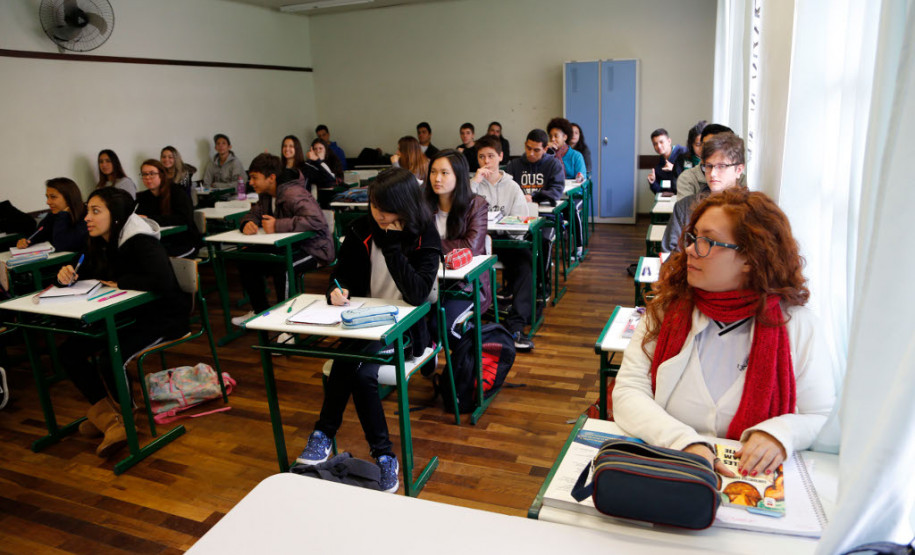 As escolas da rede estadual de ensino que aderiram à paralisação dos professores na semana passada retomaram as atividades nesta segunda-feira (20). O balanço de sexta-feira (17) apontava que apenas 6% das 2,1 mil unidades da rede pública estadual tinham paralisado. Quase 70% funcionava normalmente e pouco mais de 20% funcionou parcialmente. No Colégio Estadual Doutor Xavier da Silva, em Curitiba, os 780 estudantes do ensino fundamental e médio retornaram à rotina escolar.