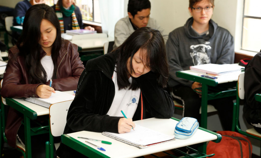 As escolas da rede estadual de ensino que aderiram à paralisação dos professores na semana passada retomaram as atividades nesta segunda-feira (20). O balanço de sexta-feira (17) apontava que apenas 6% das 2,1 mil unidades da rede pública estadual tinham paralisado. Quase 70% funcionava normalmente e pouco mais de 20% funcionou parcialmente. No Colégio Estadual Doutor Xavier da Silva, em Curitiba, os 780 estudantes do ensino fundamental e médio retornaram à rotina escolar.