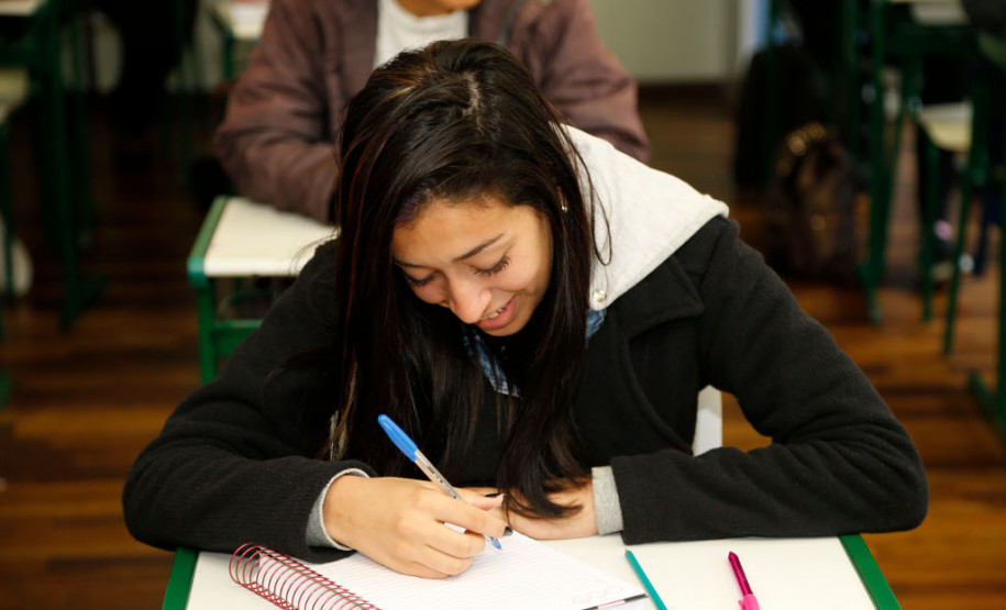 As escolas da rede estadual de ensino que aderiram à paralisação dos professores na semana passada retomaram as atividades nesta segunda-feira (20). O balanço de sexta-feira (17) apontava que apenas 6% das 2,1 mil unidades da rede pública estadual tinham paralisado. Quase 70% funcionava normalmente e pouco mais de 20% funcionou parcialmente. No Colégio Estadual Doutor Xavier da Silva, em Curitiba, os 780 estudantes do ensino fundamental e médio retornaram à rotina escolar.