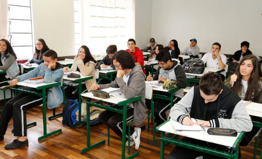 As escolas da rede estadual de ensino que aderiram à paralisação dos professores na semana passada retomaram as atividades nesta segunda-feira (20). O balanço de sexta-feira (17) apontava que apenas 6% das 2,1 mil unidades da rede pública estadual tinham paralisado. Quase 70% funcionava normalmente e pouco mais de 20% funcionou parcialmente. No Colégio Estadual Doutor Xavier da Silva, em Curitiba, os 780 estudantes do ensino fundamental e médio retornaram à rotina escolar.