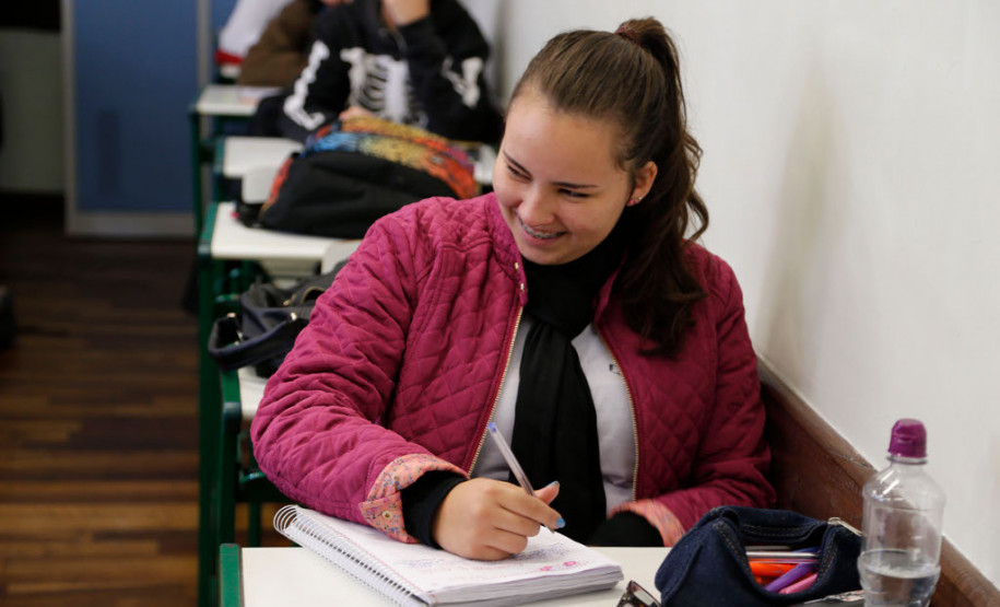 As escolas da rede estadual de ensino que aderiram à paralisação dos professores na semana passada retomaram as atividades nesta segunda-feira (20). O balanço de sexta-feira (17) apontava que apenas 6% das 2,1 mil unidades da rede pública estadual tinham paralisado. Quase 70% funcionava normalmente e pouco mais de 20% funcionou parcialmente. No Colégio Estadual Doutor Xavier da Silva, em Curitiba, os 780 estudantes do ensino fundamental e médio retornaram à rotina escolar.