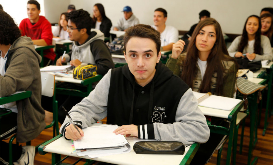 As escolas da rede estadual de ensino que aderiram à paralisação dos professores na semana passada retomaram as atividades nesta segunda-feira (20). O balanço de sexta-feira (17) apontava que apenas 6% das 2,1 mil unidades da rede pública estadual tinham paralisado. Quase 70% funcionava normalmente e pouco mais de 20% funcionou parcialmente. No Colégio Estadual Doutor Xavier da Silva, em Curitiba, os 780 estudantes do ensino fundamental e médio retornaram à rotina escolar.