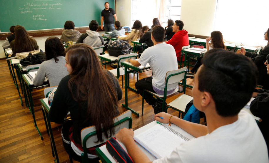 As escolas da rede estadual de ensino que aderiram à paralisação dos professores na semana passada retomaram as atividades nesta segunda-feira (20). O balanço de sexta-feira (17) apontava que apenas 6% das 2,1 mil unidades da rede pública estadual tinham paralisado. Quase 70% funcionava normalmente e pouco mais de 20% funcionou parcialmente. No Colégio Estadual Doutor Xavier da Silva, em Curitiba, os 780 estudantes do ensino fundamental e médio retornaram à rotina escolar.
