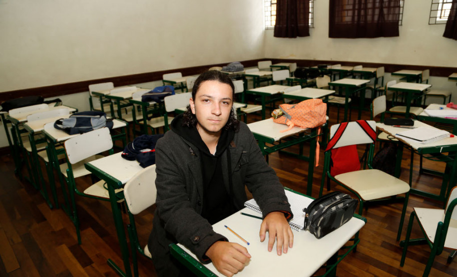 O estudante João Pedro Barbosa Hilgert, 16 anos, do 3° ano do ensino médio, lembrou que as paralisações dos últimos anos atrapalharam principalmente os alunos que estão concluindo o ensino médio. “Esperamos que as aulas continuem normalmente, porque nós, que estamos no terceiro ano, já fomos prejudicados com as interrupções dos últimos três anos. Agora é um momento de concentração e perder conteúdo é complicado, afinal o aluno é o mais prejudicado”, disse João.