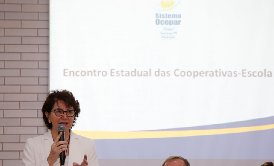 Paraná vai implantar cooperativas-escola na rede estadual A secretária de Estado da Educação, Ana Seres, destacou que as cooperativas-escola vão garantir e melhorar a qualidade do ensino agropecuário, agroindustrial e florestal