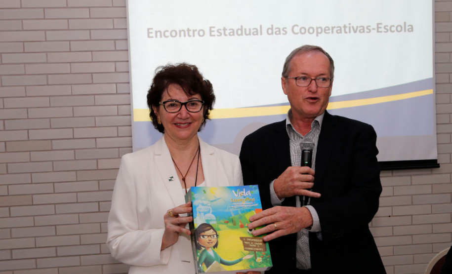 Paraná vai implantar cooperativas-escola na rede estadual O presidente do Sistema Ocepar, José Roberto Ricken, lembrou que o cooperativismo trabalhado nas escolas estimulará os estudantes a permanecer no campo e contribuir com o desenvolvimento agropecuário no Paraná. “O nosso desafio é estimular nossos jovens a conhecer e praticar o cooperativismo e com isso gerar desenvolvimento pessoal e riquezas para o meio rural. Essa parceria vai proporcionar aos jovens a oportunidade de vivenciar o cooperativismo e complementar sua formação”, disse Ricken.