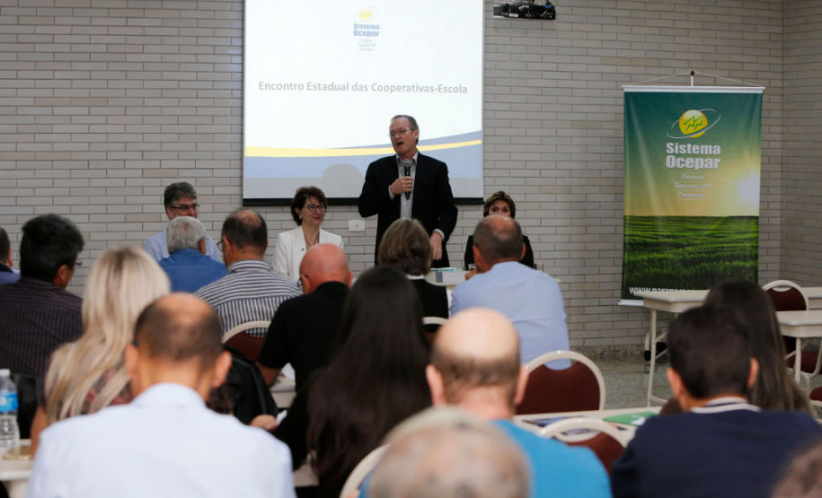 Paraná vai implantar cooperativas-escola na rede estadual Diretores e coordenadores das unidades produtivas das 19 fazendas-escola da rede estadual de ensino participam nesta quarta-feira (22) e quinta-feira (23), em Curitiba, de oficinas de capacitação para implantação das cooperativas-escolas nas unidades educativas. A formação é resultado da parceria entre o Governo do Estado e o Sistema Ocepar, que proporcionará aos estudantes a oportunidade de vivenciar na prática as ações do mundo cooperativo.