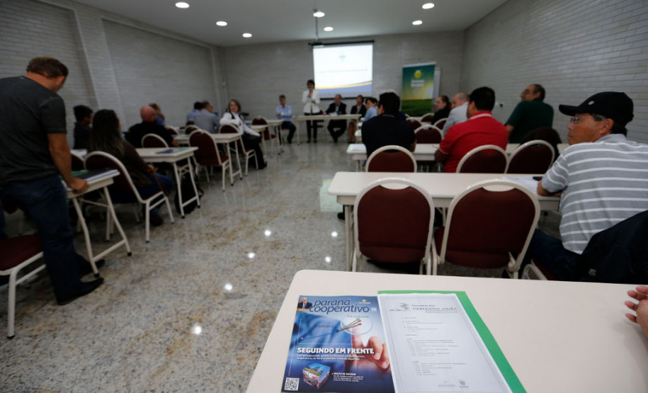 Paraná vai implantar cooperativas-escola na rede estadual Diretores e coordenadores das unidades produtivas das 19 fazendas-escola da rede estadual de ensino participam nesta quarta-feira (22) e quinta-feira (23), em Curitiba, de oficinas de capacitação para implantação das cooperativas-escolas nas unidades educativas. A formação é resultado da parceria entre o Governo do Estado e o Sistema Ocepar, que proporcionará aos estudantes a oportunidade de vivenciar na prática as ações do mundo cooperativo.