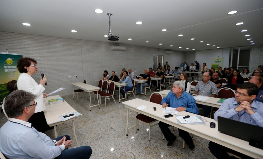 Paraná vai implantar cooperativas-escola na rede estadual Diretores e coordenadores das unidades produtivas das 19 fazendas-escola da rede estadual de ensino participam nesta quarta-feira (22) e quinta-feira (23), em Curitiba, de oficinas de capacitação para implantação das cooperativas-escolas nas unidades educativas. A formação é resultado da parceria entre o Governo do Estado e o Sistema Ocepar, que proporcionará aos estudantes a oportunidade de vivenciar na prática as ações do mundo cooperativo.