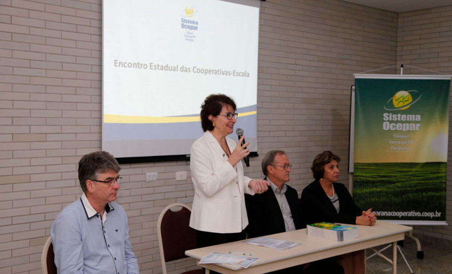 Paraná vai implantar cooperativas-escola na rede estadual Diretores e coordenadores das unidades produtivas das 19 fazendas-escola da rede estadual de ensino participam nesta quarta-feira (22) e quinta-feira (23), em Curitiba, de oficinas de capacitação para implantação das cooperativas-escolas nas unidades educativas. A formação é resultado da parceria entre o Governo do Estado e o Sistema Ocepar, que proporcionará aos estudantes a oportunidade de vivenciar na prática as ações do mundo cooperativo.