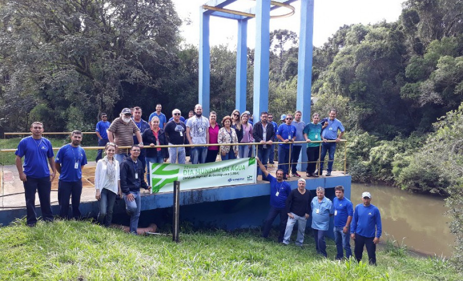 Sanepar retoma projeto de sustentabilidade com rede estadual Empregados da Sanepar fizeram o plantio de mudas nativas na Estação de Captação de Água, à beira do Rio das Pedras, manancial de abastecimento da cidade. À noite, será lançada a nova edição do projeto Sustentabilidade: da Escola ao Rio, com alunos do 2.º ano do curso técnico em meio ambiente do Colégio Estadual Francisco Carneiro Martins.