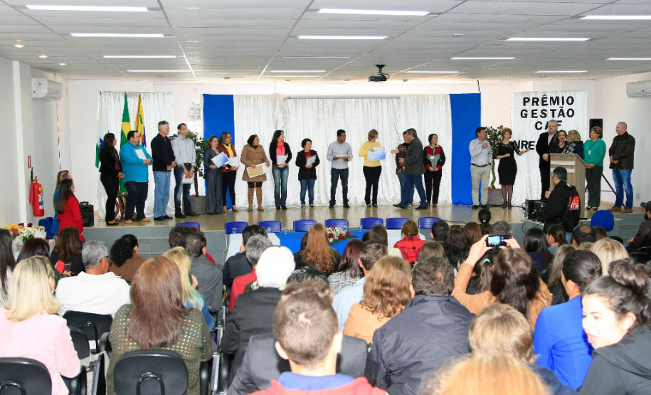 Inscrições para Prêmio Gestão CAF estão abertas até 31/03 As inscrições para a 1ª etapa do Prêmio de Gestão Escolar da Secretaria de Estado da Educação estão abertas até o próximo dia 31. A premiação, criada pela Coordenadoria de Apoio Financeiro à Rede Escolar (CAF), tem como objetivo reconhecer e valorizar as ações e projetos de gestão que estão sendo praticados nas escolas da rede pública estadual.