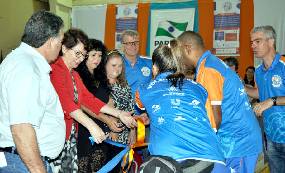 Alunos dos municípios de Telêmaco Borba e Ortigueira ganharam nesta segunda-feira (27) novos núcleos de voleibol, através das Secretarias de Estado da Educação e do Esporte e do Turismo
