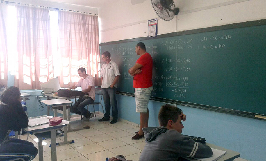 Os professores do Colégio Estadual Vila Industrial, em Laranjeiras do Sul, ganharam mais agilidade em sala de aula. Há uma semana, a escola instalou computadores com acesso à internet em cada uma das quatro salas de aula para que os professores tenham acesso ao Registro de Classe Online, programa desenvolvido pela Secretaria de Estado da Educação em parceria com a Companhia de Tecnologia da Informação e Comunicação do Paraná (Celepar).