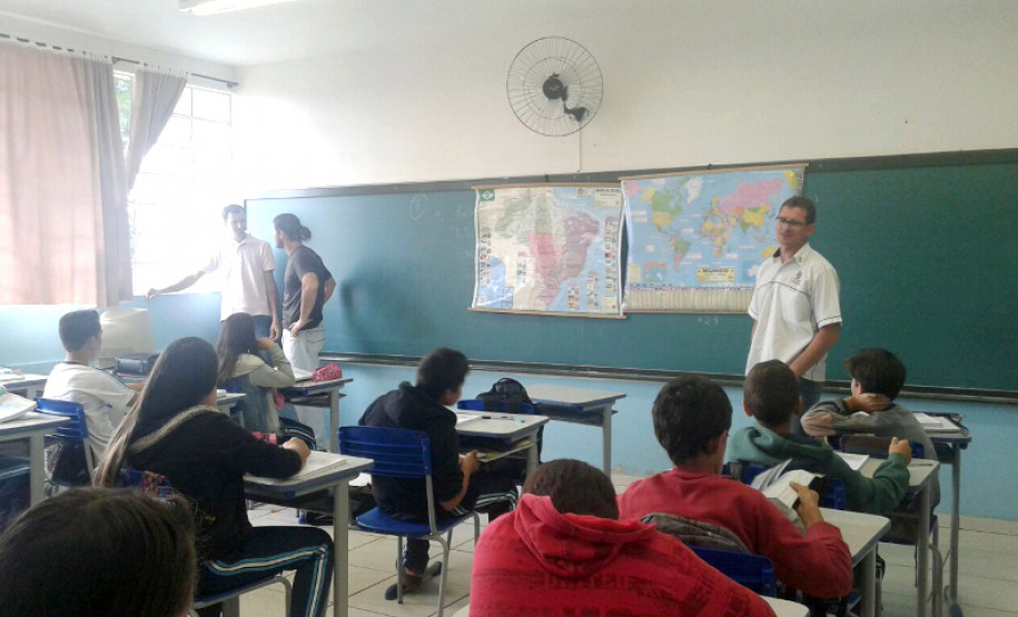 Os professores do Colégio Estadual Vila Industrial, em Laranjeiras do Sul, ganharam mais agilidade em sala de aula. Há uma semana, a escola instalou computadores com acesso à internet em cada uma das quatro salas de aula para que os professores tenham acesso ao Registro de Classe Online, programa desenvolvido pela Secretaria de Estado da Educação em parceria com a Companhia de Tecnologia da Informação e Comunicação do Paraná (Celepar).